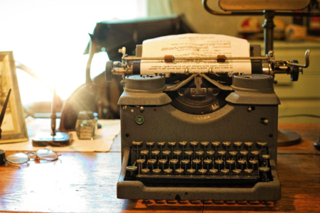 machine à écrire vintage posée sur un bureau